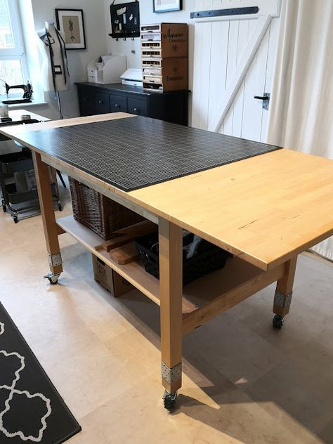 Schneiderherz: Mein Zuschneidetisch – Nähzimmer mit Ikea Designer Room, Sewing Studio, Studio Space, Ping Pong Table, Ikea Hack, Sewing Room, Craft Room, Standing Desk, Work Space