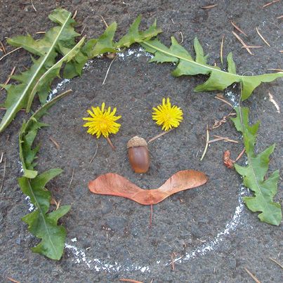 Nature Faces! ... I remember doing this as a kid. Out in the garage my dad gave us each a piece of hardboard. We'd use leaves, walnuts, and sticks plus any odds and ends of bolts and things that dad gave us to play with. We were entertained for hours making and remaking our temporary art! :] great for stimulating kids' imaginations Nature Faces, Kunst For Barn, Forest School Activities, Fall Activity, Theme Nature, Kids Imagination, Outdoor Activities For Kids, Nature Play, Outdoor Learning