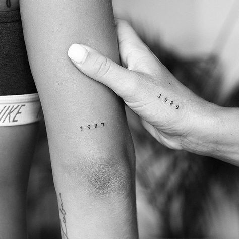 matching birth year tattoos tattoo credit: @dominik_thewho ———————————————— follow for small tattoo ideas💕 @smalltattoo_ideas… Birth Year Tattoo, Year Tattoo, Mom Daughter Tattoos, Small Matching Tattoos, Date Tattoos, Finger Tattoo Designs, Meaningful Tattoos For Women, Small Meaningful Tattoos