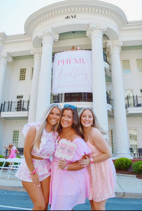 university of alabama rush sororities phi mu bid day college greek life SEC school Greek Life Outfits, Phi Mu Alabama, Phi Mu Sorority, Bama Rush Aesthetic, Alabama Rush Week Outfits, Phi Mu Bid Day, Phi Mu Aesthetic, University Of Alabama Aesthetic, University Of Alabama Sorority