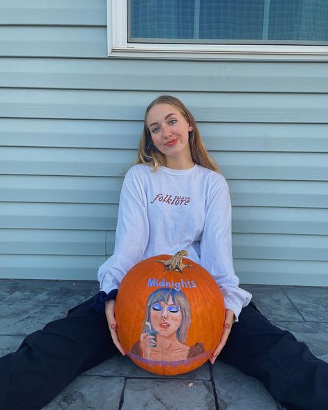 Pumpkin Painting Ideas Taylor Swift, Taylor Swift Pumpkin Painting, Pumpkin Carving Ideas Taylor Swift, Fall Folklore, Taylor Swift Pumpkin Carving, Taylor Swift Pumpkin, Cute Painted Pumpkin Ideas, Pumpkin Inspo, Pumpkin Designs Painted