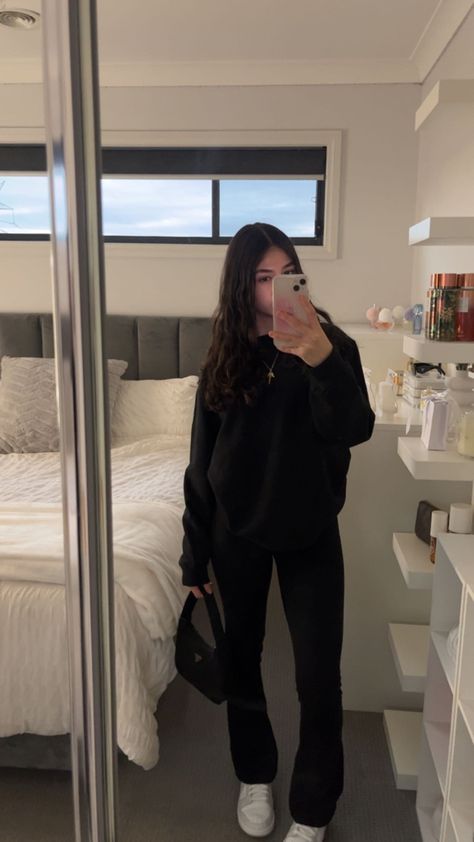 Gap Crewneck Outfit, Black Flared Sweatpants Outfit, Off The Shoulder Sweater Outfits, Flate Leggings Fits, All Black Outfit For School, Black Pullover Outfit, Black Sweatpants Outfit For School, All Black Fits, Basic Girl Outfit