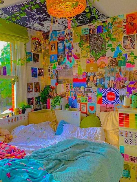 Kidcore room inspo... Y2k Room Ideas, Kidcore Room, Indie Room Inspo, Indie Rooms, 80s Room Aesthetic, Indie Room Ideas, 80s Room, Indie Bedroom, Hippie Grunge