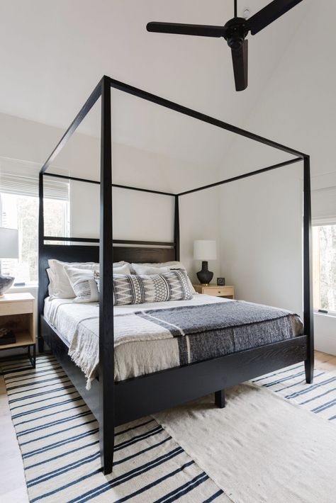 Layered rugs and pillows to create texture in this modern bedroom. Light wood nightstands add a brightness to the space and the blueish bedding brings in more color. Black Canopy Bed, Bedrooms Ideas, Four Poster Bed, Four Poster, Poster Bed, Amber Interiors, Canopy Bed, Décor Diy, White Bedroom