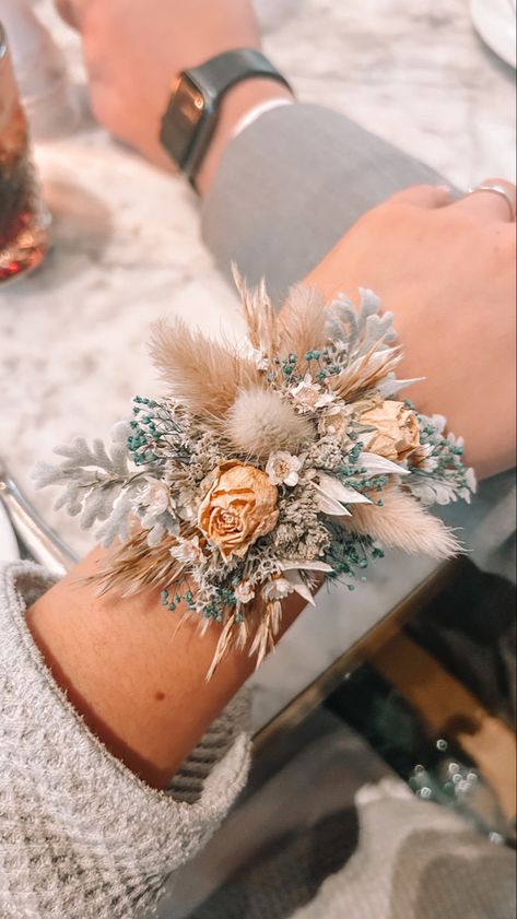 Country Corsage Prom, Western Wrist Corsage, Western Prom Bouquet, Dried Flowers Corsage, 2024 Prom Corsage, Dance Corsage Ideas, Rustic Wrist Corsage, Western Prom Flowers, Boho Corsage Prom