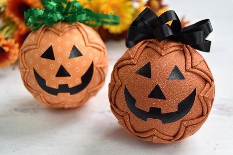 Jack O’Lantern Pumpkin Snow Globe Ornament – Full Tutorial – No Sew! – The Ornament Girl Halloween Quilted Ornaments, Quilted Christmas Balls No Sew, Fabric Ball Ornaments Diy, Quilted Decorations, Pumpkin Diy Crafts, Folded Ornaments, Homade Christmas Ornaments, Quilt Ornaments, Fabric Eggs