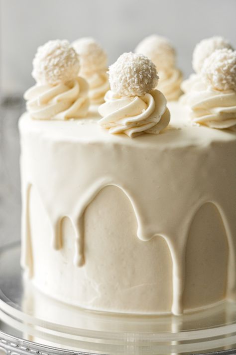 White Chocolate Velvet Cake, White Chocolate Cake Design, White Chocolate Truffle Cake, White Chocolate Cake Decoration Ideas, White Cake Design Birthday, White Cake Decorating Ideas, White Decorated Cake, White Chocolate Aesthetic, Ganache Cake Decoration