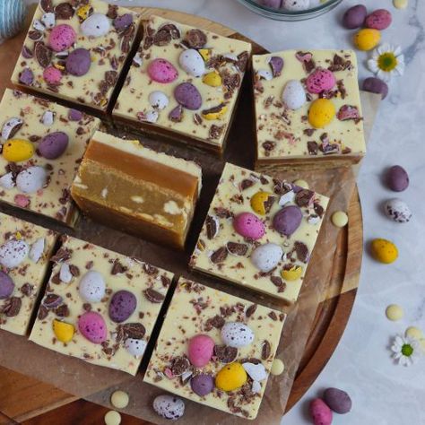 Mini Egg Millionaires Blondie - Gills Bakes and Cakes Mini Egg Recipes, Millionaire Bars, Easter Deserts, Tray Bake Recipes, Easter Desserts Recipes, Mini Egg, Easter Baking, Caramel Chocolate, Easter Cupcakes