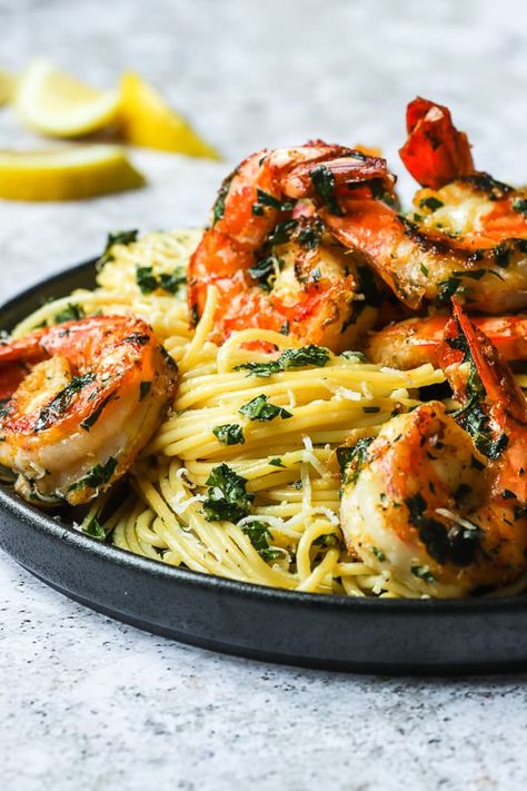 Easy and elegant Lemon Spaghetti with Shrimp. This bright and flavourful lemon pasta dish is tossed with pan seared jumbo shrimp that are marinated in an Italian gremolata sauce. Spaghetti With Shrimp Recipes, Gremolata Sauce, Spaghetti With Shrimp, Shrimp And Spinach, Shrimp Pasta Dishes, Recipes Chili, Pasta With Shrimp, Lemon Spaghetti, Cake Pizza