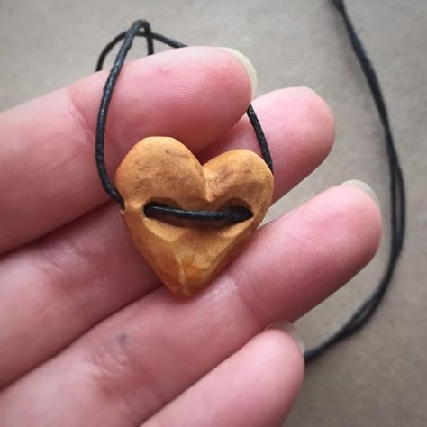 Small Stone Carving Ideas, Wood Pendant Necklace, Simple Wood Carving Ideas, Avocado Buttons, Avocado Seed Carving, Whittling Projects For Beginners, Easy Wood Carving, Avocado Jewelry, Woodworking Projects Gifts