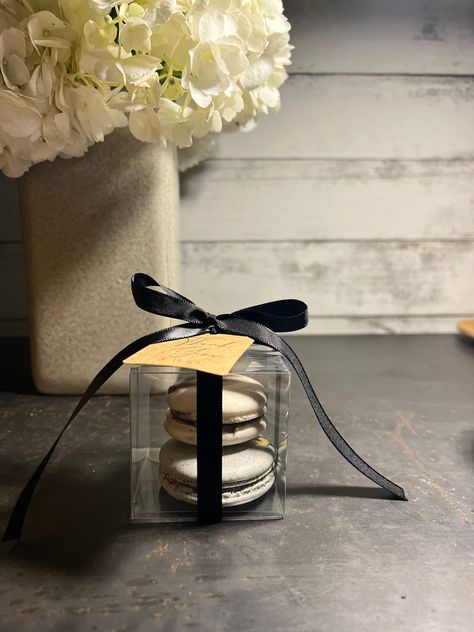 Macaron Wedding Favors, Black And White Macarons, Favor Boxes Ideas, Macaroon Wedding Favors, Macaron Favor, Black And White Party Decorations, White Wedding Table Setting, All Black Party, Wedding Favors Ideas