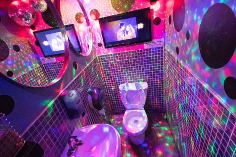 Disco Toilet, Katie Homes, 70s Room, 80s Party Decorations, Disco Aesthetic, Disco Decorations, Victorian Renovation, Wc Design, 80s Disco