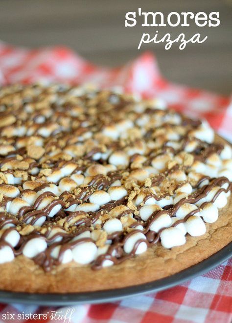 Dessert Pizza Recipe, Pizza Sugar Cookie, Dessert Pizza Recipes, Sweet Pizza, Smores Dessert, Graham Cracker Cookies, Six Sisters Stuff, Cookie Pizza, Dessert Pizza