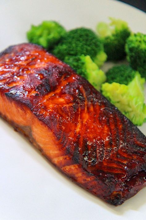 This honey sriracha air fryer salmon will change your life! Juicy, flaky, packed with flavor, and cooked in under 10 minutes. All you need is salmon, honey, sriracha sauce, cooking spray, salt, and an air dryer. Don’t have an air-fryer? Make this delicious salmon in the oven or stovetop. #honeysriachasalmon #salmon #airfryerrecipe Honey Sriracha Salmon, Salmon Air Fryer, Honey Glazed Salmon Recipe, Sriracha Salmon, Ninja Cooking System Recipes, Delicious Salmon Recipes, Air Fryer Salmon, Honey Salmon, Scalloped Potatoes Cheesy