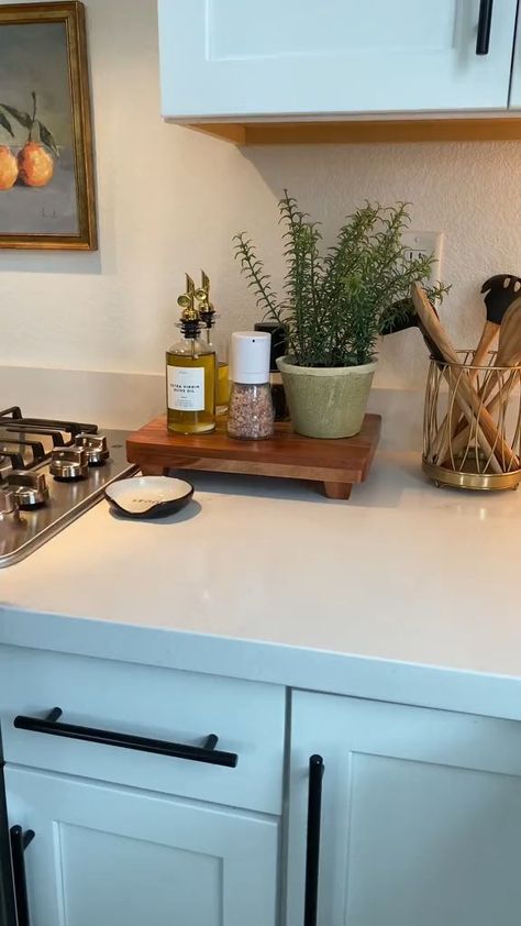 Kitchen Utensil Display Ideas, Sink Styling Kitchen, Sinks Kitchen Decor, Large Kitchen Island With Sink Decor Ideas, Kitchen Oil Tray Ideas, Kitchen Oil Tray, Small Kitchen Decorating Ideas, Wood Pedestal Stand, Kitchen Sink Decor