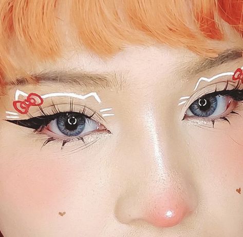 Hello Kitty Eyeliner, Kawaii Eyeliner, Kawaii Eyeliner Tutorial, Hello Kitty Makeup Ideas, Kitty Makeup, Hello Kitty Makeup Look Easy, Cosplay Makeup Looks, Kitty Makeup Halloween, Hello Kitty Make Up Looks