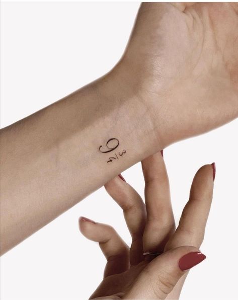 Dobby Is Free Tattoo, Harry Potter Dainty Tattoos, Cool Harry Potter Tattoos, Harry Potter Aesthetic Tattoo, Minimalist Tattoo Harry Potter, 9 3/4 Tattoo, Minimal Harry Potter Tattoo, Dainty Harry Potter Tattoos, Harry Potter Fine Line Tattoo