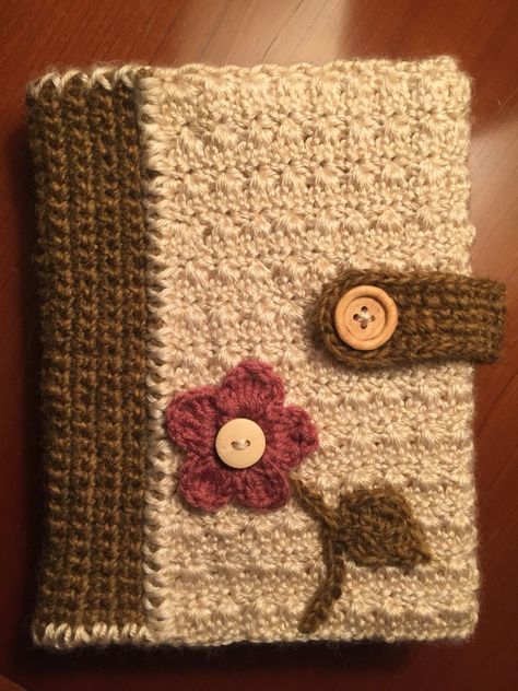 Crochet journal cover for Mother's Day. Woodsy Crochet, Book Sleeve Crochet, Crochet Book Sleeve, Crochet Book Cover, Bookmark Crochet, Book Sleeves, Crochet Case, Crochet Book, Round Robin