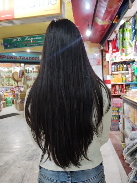 Medium length straight hair Hair Cuts Strait Hair, Hairstyles With Long Hair, Hip Length Hair, Medium Length Straight Hair, Naturally Straight Hair, Long Hair Cuts Straight, Long Straight Black Hair, Pin Straight Hair, Natural Straight Hair