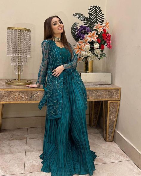 Khaadi Net Dress Designs, Shadi Wear Dresses, Fancy Net Dresses Pakistani, Pakistani Wedding Outfits Sisters Ideas, Simple Eid Outfit Ideas, Pakistani Eid Outfits, Maxi Dress Pakistani, Eid Outfits Pakistani, Dj Ideas