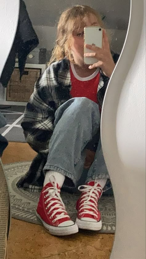 Style With Red Converse, 80s Outfits With Converse, Fits With Red Converse, Cute Outfits With Red Converse, Outfits To Wear With Red Converse, Red All Star Aesthetic, Outfits For Red Converse, Red Star Outfit, Red Converse Fits