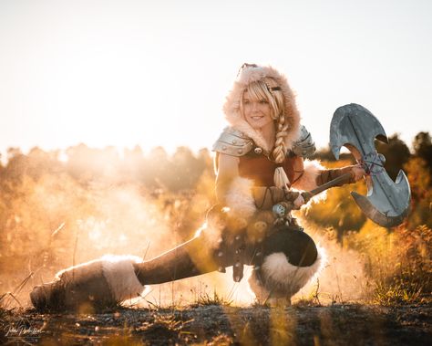 Astrid Hofferson Cosplay "Stay calm, focused, and ready. We can do this." . Cosplay by Inulein . . . #astridhoffersoncosplay #astridhoffersoncosplayer #howtotrainyourdragoncosplay #howtotrainyourdragoncosplayer #howtotrainyourdragon #httyd #httyd2 #httydcosplay #httydcosplayer #craftedcosplay #selfmade Httyd Cosplay, Astrid Costume, Astrid Cosplay, Astrid Hofferson, Httyd 2, Stay Calm, Httyd, How To Train Your Dragon, How To Train Your