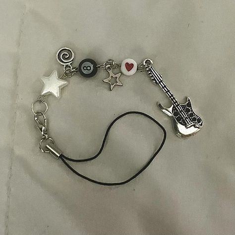 Charm Jewelry Diy, Downtown Girl Bracelets, Downtown Girl Wishlist, Downtown Accessories, Downtown Girl Accessories, Keychain Beads Ideas, Downtown Girl Jewelry, Y2k Keychain, Guitar Keychain