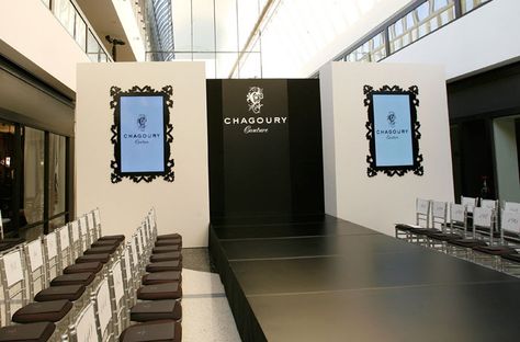 Video screens surrounded by black decorative frames flanked the runway. Fashion Show Runway Stage, Catwalk Design, Fashion Show Themes, Beach Location, Decorative Frames, Fashion Show Runway, Natural Decor, Fashion Design Portfolio, Event Themes