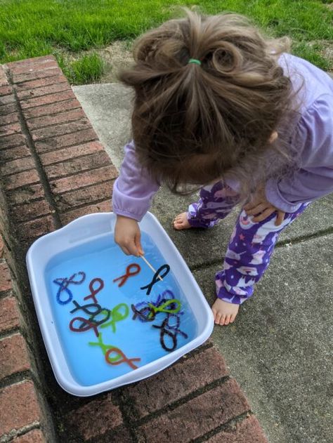 Ocean Activities For Babies, Fine Motor For Toddlers Activities, Ocean Animal Toddler Activities, Fish Fine Motor Activities, Toddler Fish Craft, Summer Fine Motor Activities Preschool, Preschool Fish Activities, Outdoor Activities For Toddlers Daycare, Fishing Activities For Preschool