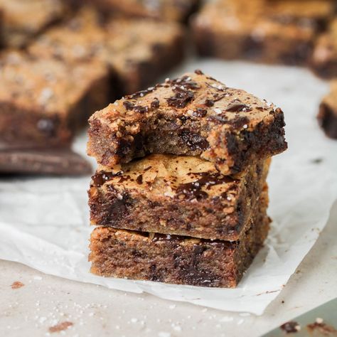 Brown Butter Chocolate Chunk Blondies Chocolate Chunk Blondies, Chocolate Chip Marshmallow Cookies, Chocolate Blondies, Butter Sugar Cookies, Chocolate Chip Pecan Cookies, Fudgy Brownie Recipe, Double Chocolate Brownies, Granola Recipe Homemade, Chocolate Chip Cookie Cake