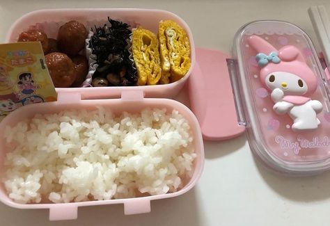 Cute Snacks, Pink Hello Kitty, Think Food, Japanese Snacks, Kawaii Food, Cute Desserts, Cafe Food, Korean Food, Bento Box