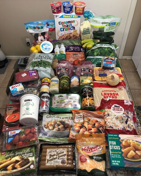 Christy on Instagram: “Today’s Grocery Haul! 💙  I actually enjoy grocery shopping, but its such an undertaking. I’m narrowing down foods I really like to eat over…” Shopping Food Market, Borrowing Haul, Grocery Haul Aesthetic, High Protein Grocery List, Protein Grocery List, Grocery Snacks, Grocery Shopping Aesthetic, Aesthetic Grocery, Freakshakes Recipe