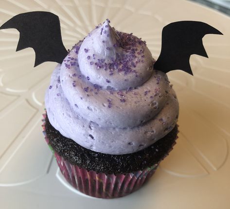 Vampirina inspired cupcakes Vampirina Birthday Party Ideas Food, Hotel Transylvania Cupcakes, Vampirina Cupcakes, Vampirina Birthday Party, Festa Hotel Transylvania, Vampirina Party, Vampirina Birthday, Postres Halloween, Bolo Halloween