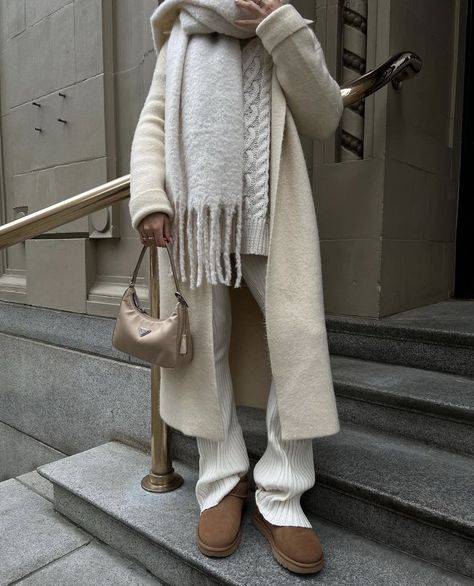 Fluffy Shoes Outfit, Beige Scarf Outfit, Outfit Ugg, Winter Outfits Snow, Fluffy Shoes, Scarf With Tassels, Winter Outfits Aesthetic, Winter Attire, Scarf Outfit