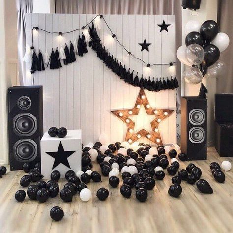 Birthday Diy Decorations, Festa Rock Roll, Black And White Party Decorations, Rock And Roll Birthday Party, Deco Cinema, Pop Star Party, Rock And Roll Birthday, Music Birthday Party, Music Theme Birthday