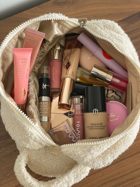 Organized Makeup Aesthetic, My Makeup Products, Makeup Things Products, Pretty Makeup Products, Good Makeup Products, Cute Makeup Products, High End Makeup Products, Sephora Makeup Products, Aesthetic Makeup Bag