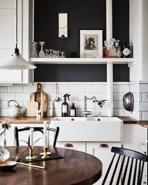 Scandinavian Small Kitchen Design Ideas From The Experts - Decoholic Monochrome Kitchen, Casa Retro, Decoration Inspiration, Retro Home Decor, Kitchen Design Small, Retro Home, White Cabinets, Black Walls, Küchen Design