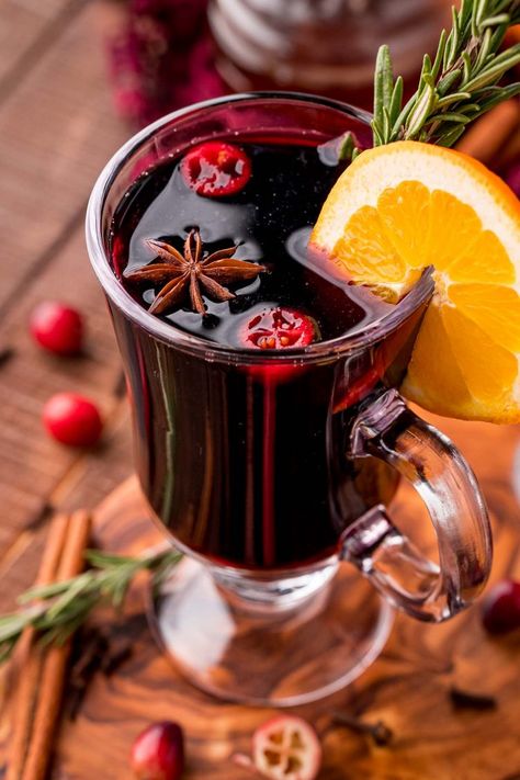 Simple Mulled Wine Recipe, Best Mulled Wine Recipe, Dessert Ig Bas, Mulled Cider Recipe, Forralt Bor, Holiday Sangria, Mulled Wine Recipe, Warm Wine, Spiced Wine