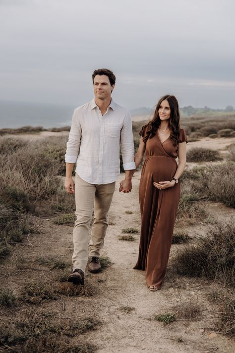 I took this beautiful family to the Torrey Pines gliderport in Southern California for a golden hour session. The Sparks family dressed in cordinating browns and nuetrals. Nicole wore a dress from Baltic Born that highlighted her growing baby bump. Check out more photos on the blog by clicking on the link below! Brown Outfit Couple Photoshoot, Brown Maternity Dress Photoshoot, Brown Dress Photoshoot Ideas, Baltic Born Dress Family Photos, Brown Dress Engagement Photos, Brown Dress Family Photos, Brown Dress Photoshoot, Brown Photoshoot Ideas, Brown Maternity Dress