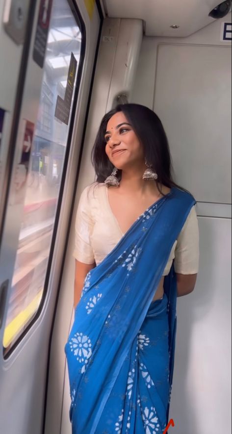 credits:@priya_.2000 Indian Saree Wedding Guest, Saree Casual Simple, Simple Look In Saree, Saree Inspo Aesthetic, Simple Traditional Saree Look, Freshers Saree Look, Indian Ethnic Aesthetic, Saree Anarkali Dress, Saree Look Traditional