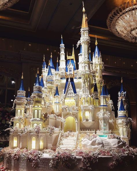 Cinderella Castle Cake, Castle Wedding Cake, Spectacular Cakes, Chandelier Cake, Extravagant Wedding Cakes, Kale Pasta, Big Wedding Cakes, Amazing Desserts, Castle Cake