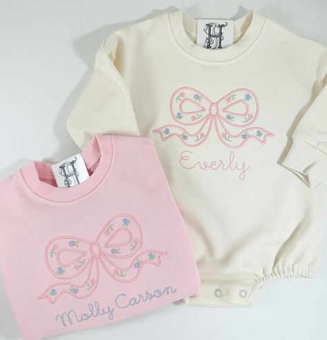 Monogram Onesies, Classic Baby Clothes, Kids Goals, Embroidery Product, Monogram Outfit, Baby Bubble, Baby Fits, Flowers Embroidery, Bubble Romper