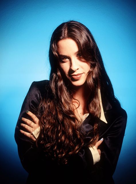 10 Female Singers From The ’90s Who Taught Us How To Be Angry+#refinery29 Alanis Morissette 90s, 90s Music Artists, Alanis Morissette, 90s Music, Female Singers, 90s Fashion, Music Artists, Singers, Brown Hair