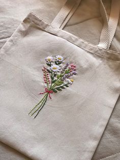 Diy Tote Bag Design, Desain Tote Bag, Broderie Simple, Basic Hand Embroidery Stitches, Simple Hand Embroidery Patterns, Clothes Embroidery Diy, Pola Bordir, Shopper Bags, Diy Embroidery Designs