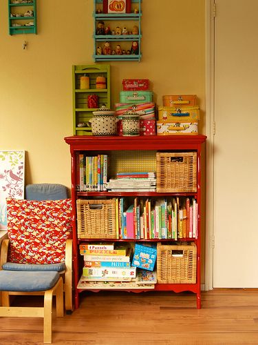 sweet red restyled bookcase Books Arrangement, Bookcase Baskets, Coloured Shelves, Diy Kids Bookshelf, Painted Bookshelf, Red Bookcase, Red Bookshelf, Diy Bookshelf Kids, Painted Bookcase