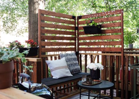 Round Balcony, Outdoor Balcony Ideas, Simple Benches, Balcony Design Ideas, Modern Balcony, Privacy Walls, Small Deck, Outdoor Balcony, Backyard Spaces