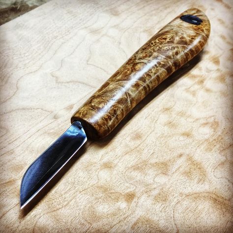 Maple burl detail carver. The dark burl is my favorite so far. It finishes so well. This particular knife 1-3/4” long. . . #Blacksmith #forged #tools #antiquetools #sharpening #woodcarving #woodcarver #whittling #caricature carving #sculpture #woodcarving #craft #handtoolsonly #carving #carved #whittle #whittler #carver #woodworkingtools #maker #wood #carvingwood #deepwoodsventures Caricature Carving, Carving Knife Set, Decoy Carving, Whittling Projects, Whittling Knife, Carving Sculpture, Wood Carving Tools Knives, Green Woodworking, Tiger Maple