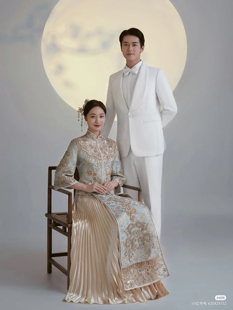 Chinese Prewedding Photoshoot, Chinese Photoshoot Ideas, Sangjit Photoshoot, Chinese Wedding Photoshoot, Chinese Prewedding, Sangjit Dress, Chinese Marriage, Chinese Wedding Photos, Asian Wedding Photography