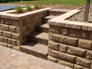 How to build a stairway in a retaining wall Retaining Wall Bricks, Landscaping Around Patio, Retaining Wall Steps, Building A Retaining Wall, Landscaping Around House, Sloped Backyard, Landscaping Retaining Walls, Garden Stairs, Outdoor Steps