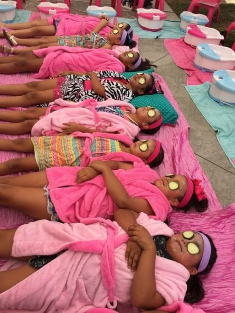 Girls enjoying a pampering spa day outside Spa For Kids Ideas, Spa Crafts For Kids, Barbie Slumber Party Ideas, Slumber Party Ideas For Kids, Barbie Spa Birthday Party, Spa Birthday Party Ideas For Kids, Spa Party For Kids, Pajama Party Kids, Spa Party Activities